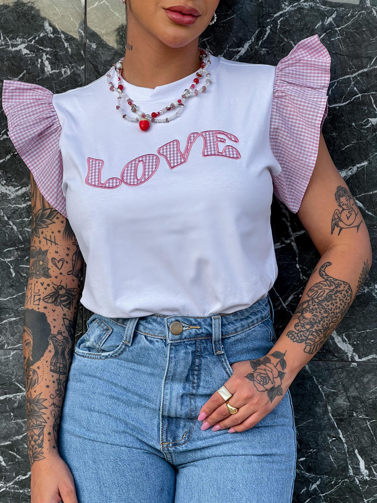 T-shirt Love com Xadrez na manga